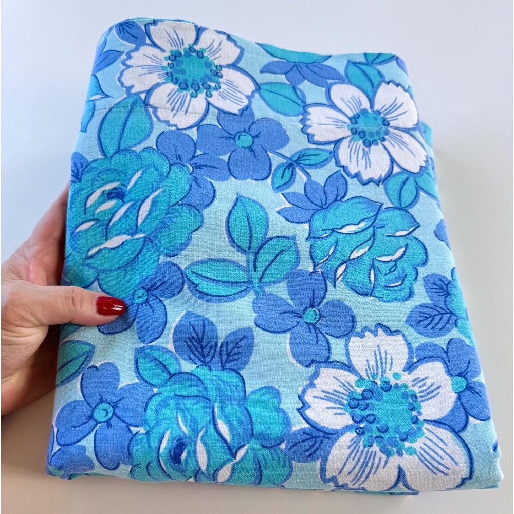 Vintage 1970s flat /top sheet, blue white flowers, Wabasso, twin size bed